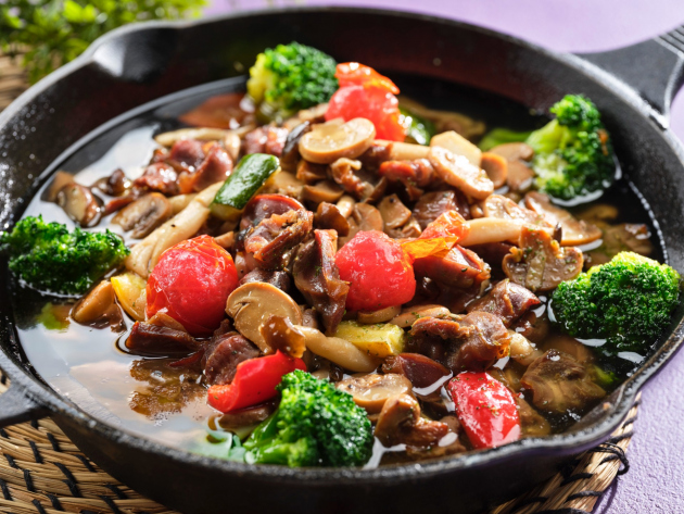 ビアガーデン：砂肝と茸のアヒージョの料理イメージ