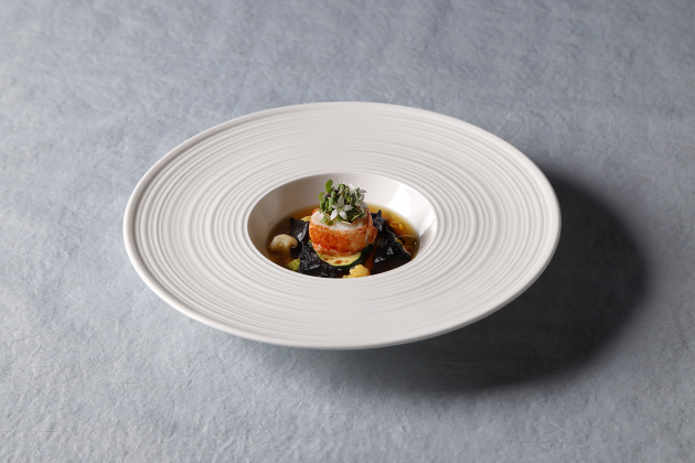 ZK欧風料理 6月「オマール海老のズッパインブロード イカ墨を練り込んだラビオリを浮かべて」