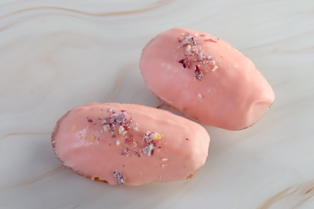 画像：レモンとバラのマドレーヌ