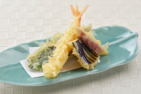日本料理つのくに：海老と野菜の天ぷらの料理イメージ