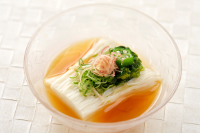 日本料理つのくに：オクラとモロヘイヤの冷やしソーメンの料理イメージ