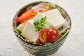 日本料理つのくに：豆腐とぱりじゃがの野菜サラダの料理イメ―ジ