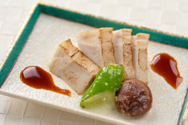 日本料理つのくに：淡路島産えびすもち豚の和風バルサミコソースの料理イメージ