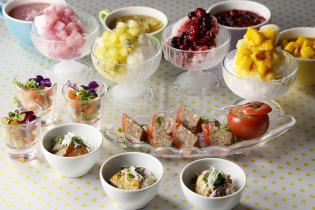 画像：SUMMER FAMILY BUFFETのメニュー集合。トマトファルシ、サーモンマリネとアボカドのパルフェ、フォアグラ丼、フルーツソースたっぷりのかき氷