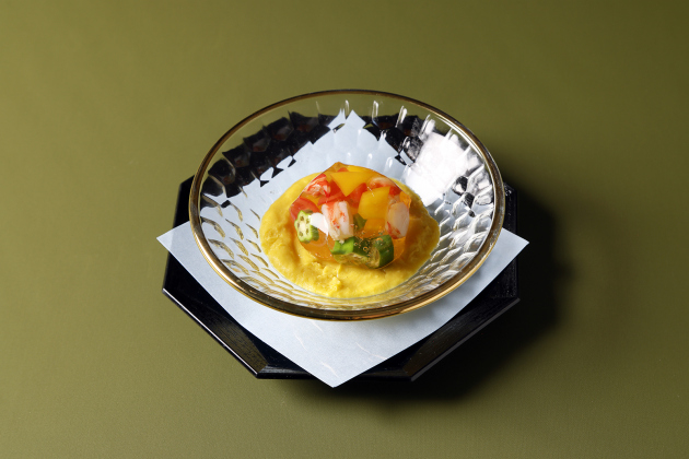 画像：ZK日本料理 8月　（先付け）水晶寄せ　敷玉蜀黍餡