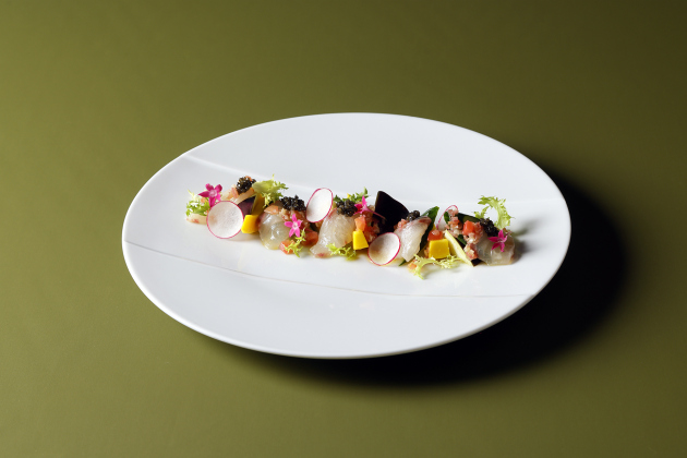 画像：ZK欧風料理 8月「縞鯵と泉州水茄子のインサラータ フルーツトマトと茗荷のケッカソース キャビア添え」