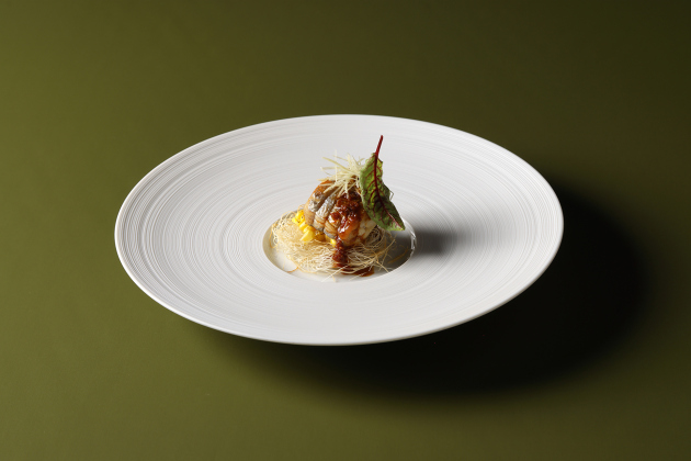 画像：ZK欧風料理 8月「鮮魚のポワレ スイートコーンとカダイフ 新生姜のソース」