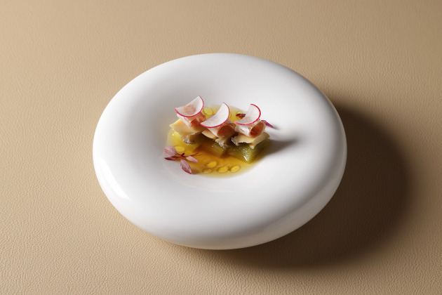 画像：ZK欧風料理 7月「鮑と茄子の冷製コンソメ翡翠煮 生ハムのアクセント」