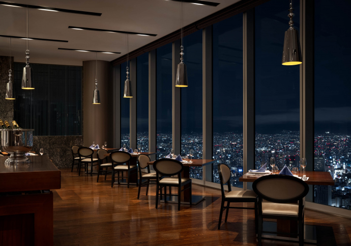 画像：レストラン「ZK」(ジーケー)店内　テーブル席と大開口の窓から望む夜景