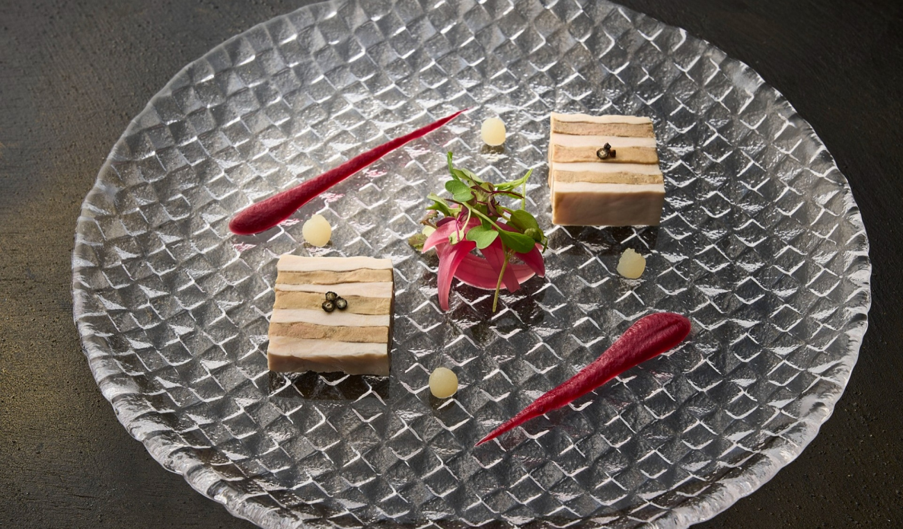 鶏肉のテリーヌ　赤玉ねぎのピクルス