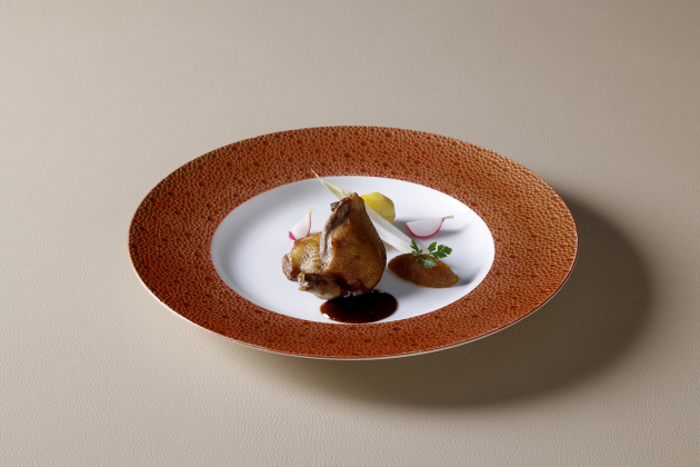 画像：ZK欧風料理 10月 「フランス産鳩のロースト　柿のマルメラータ添え」