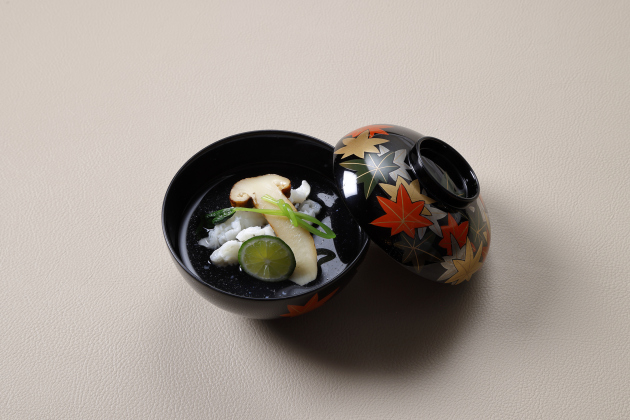 画像：ZK日本料理10月「（　椀　）清汁仕立て 鱧 松茸」