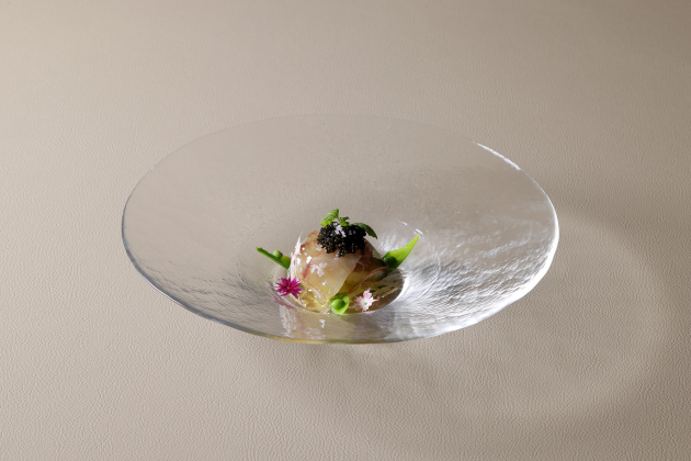 画像：ZK欧風料理 10月 「鮮魚と賀茂なすの揚げ浸し コンソメジュレとキャビア添え」