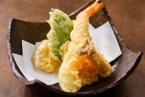 日本料理つのくに：海老と野菜の天ぷらの料理イメージ