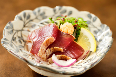 日本料理つのくに：炙り鰹のタタキの料理イメージ