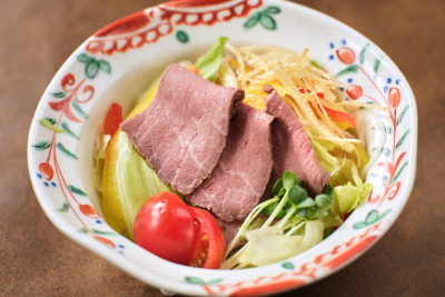 日本料理つのくに：ローストビーフとぱりじゃがの野菜サラダの料理イメージ