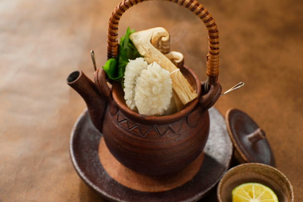 日本料理つのくに：国産鱧と松茸の土瓶蒸しの料理イメージ