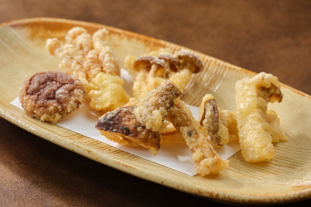 日本料理つのくに：松茸ときのこの天ぷらの料理イメージ