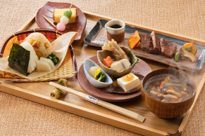 『落第忍者乱太郎』の世界を味わうコラボランチ特別御膳「食堂のおばちゃんのおこんだて」食堂のおばちゃんスペシャル（牛肉の鍬焼きイメージ