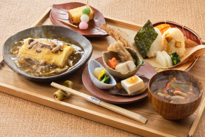 『落第忍者乱太郎』の世界を味わうコラボランチ特別御膳「食堂のおばちゃんのおこんだて」忍タマの出汁巻き玉子イメージ