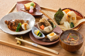 『落第忍者乱太郎』の世界を味わうコラボランチ特別御膳「食堂のおばちゃんのおこんだて」水軍めしの煮魚イメージ