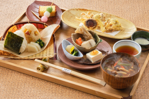 『落第忍者乱太郎』の世界を味わうコラボランチ特別御膳「食堂のおばちゃんのおこんだて」敵か？味方か？きのこづくし天ぷら盛り合わせイメージ