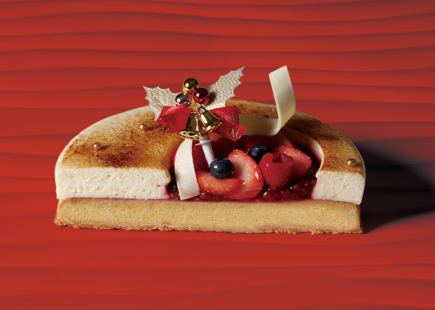 画像：なめらかな口どけと濃厚なチーズの風味にベリーの華やぎを添えた「タルト・フロ マージュ」の断面