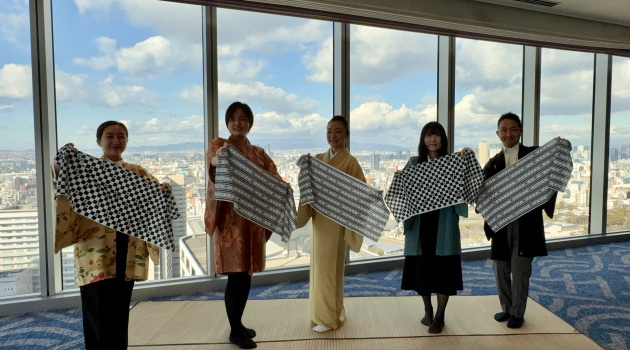 Image: Yamamura Wakamine Tomoyoshi performing Japanese dance with participants.