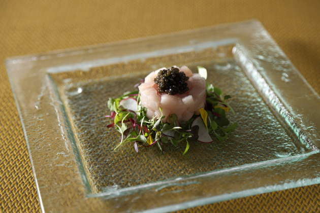 画像：鰤のタルタルと菜の花のエチュベ キャビア添え