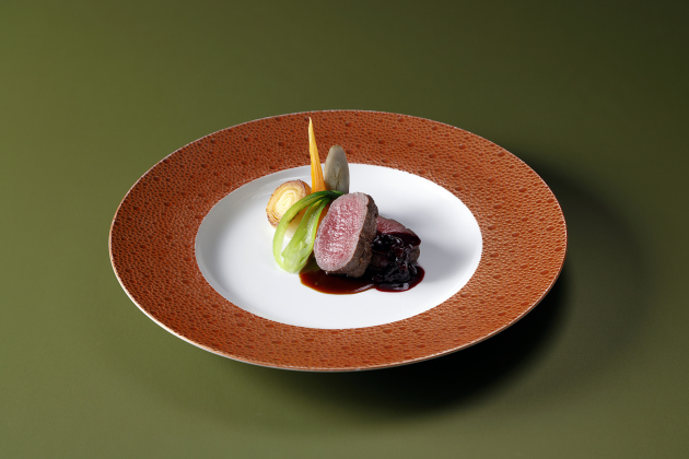 画像：ZK欧風料理 11月「蝦夷鹿ロース肉のロースト ミックスベリーのマルメラータ添え」