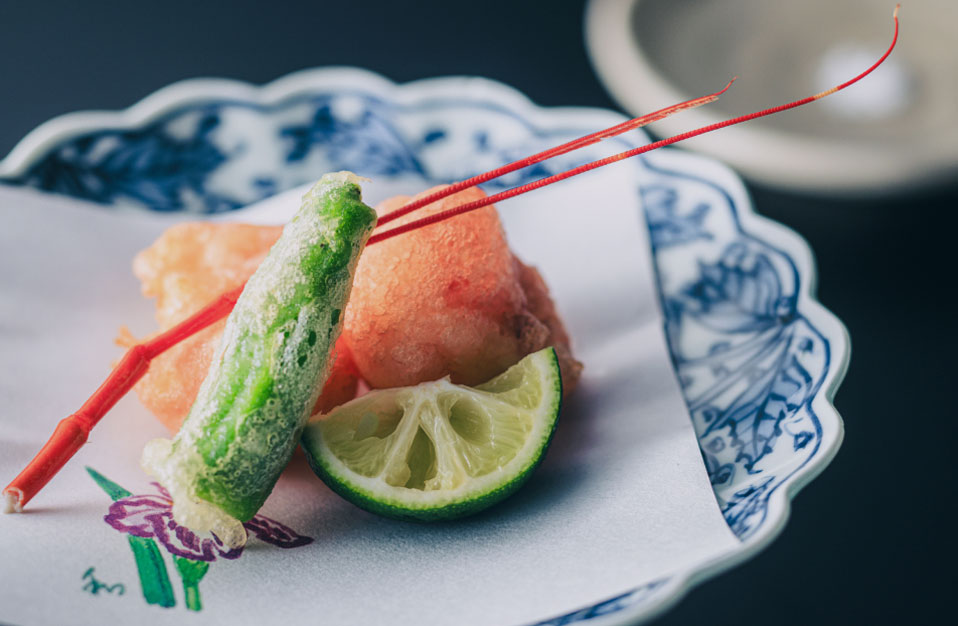 写真：野菜や海老を使った天ぷら