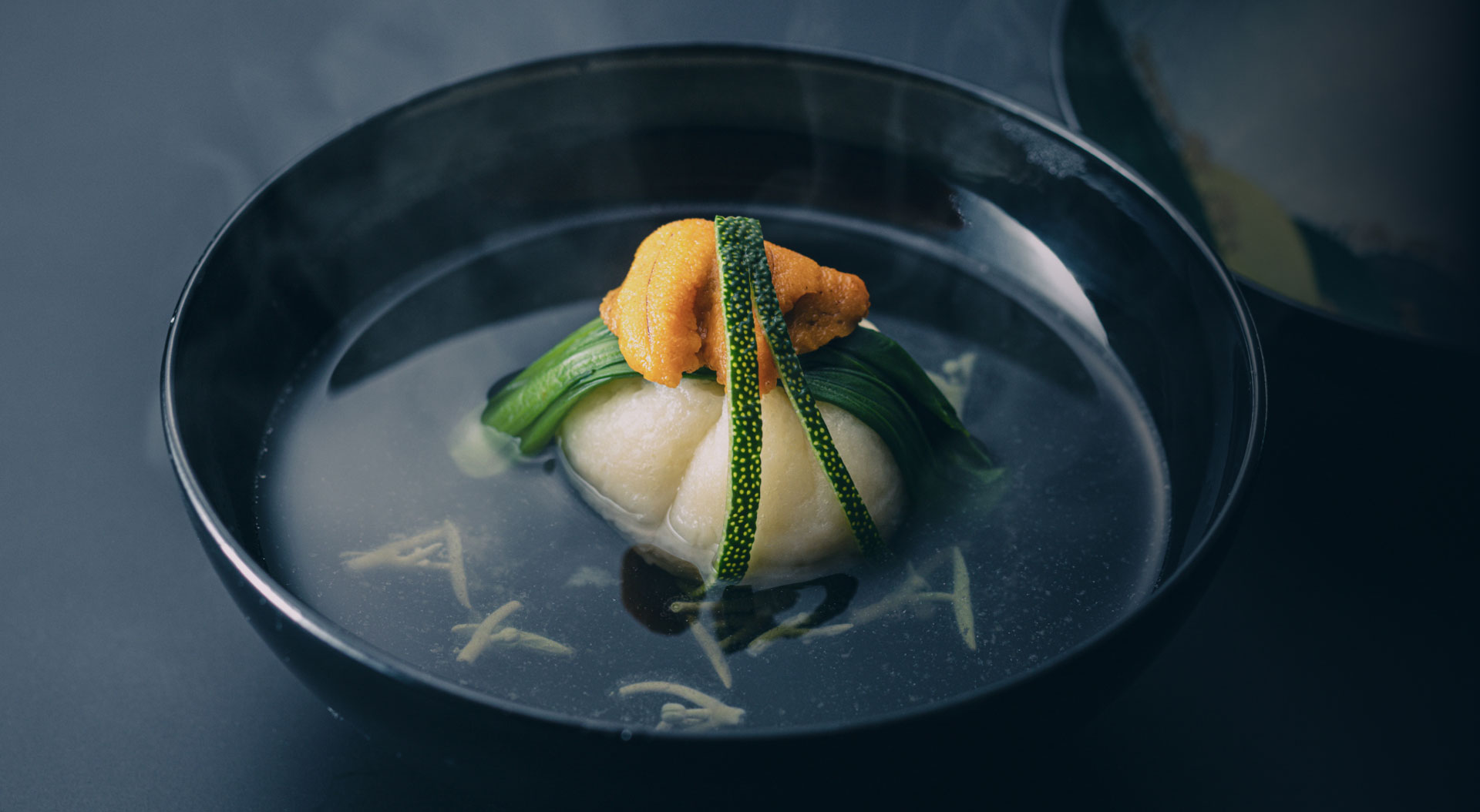 写真：うにやニラなどを使った汁物のお料理