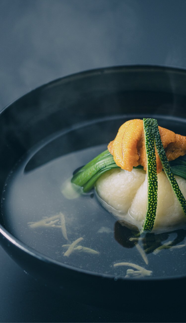写真：うにやニラなどを使った汁物のお料理