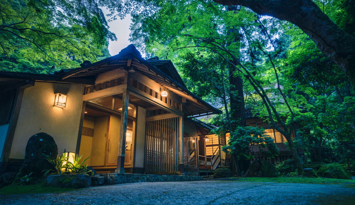 写真：大きな木々に囲まれた奈良・春日奥山 月日亭の木造の玄関